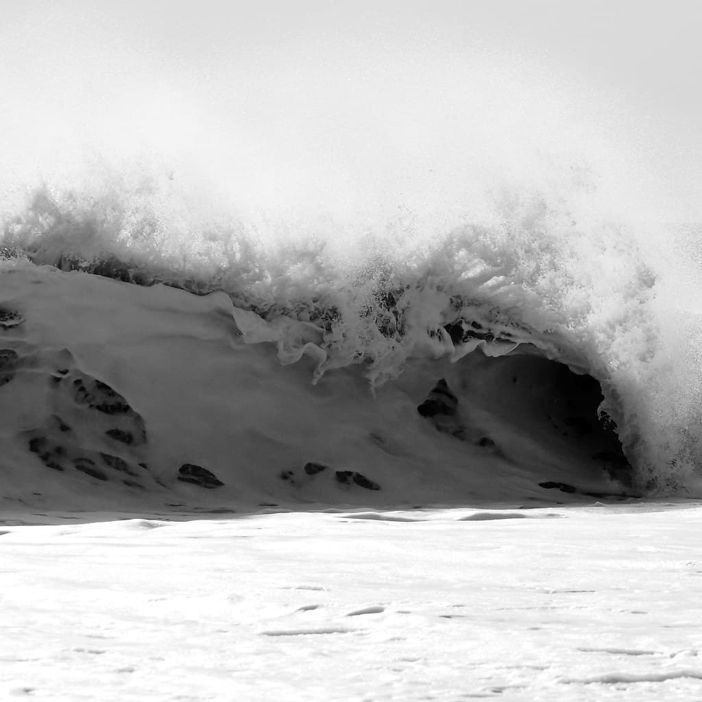 North Atlantic waves breaking on an Icelandic shore